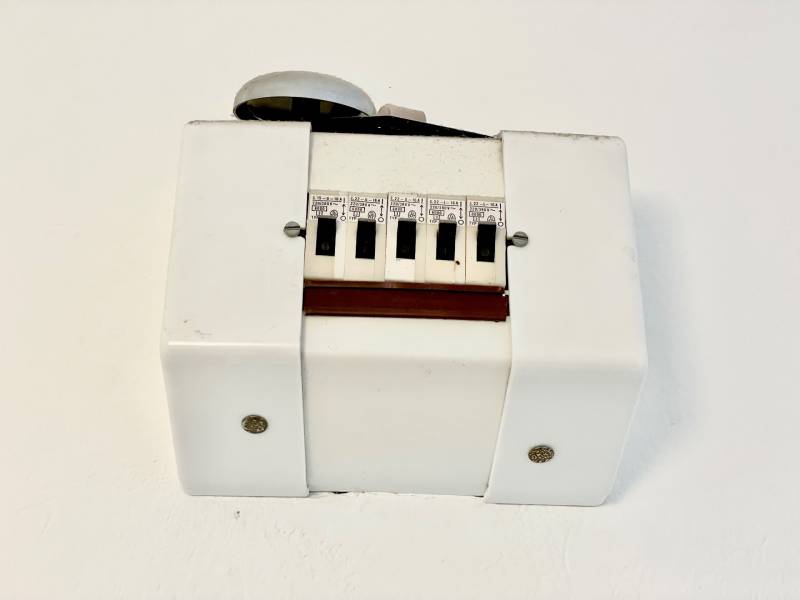 PREDAJ 1 - izbový byt, Bratislava - Ružinov, ul. Trenčianska - Istenie v 1-izbovom byte s bielym plastovým krytom a prepínačmi.