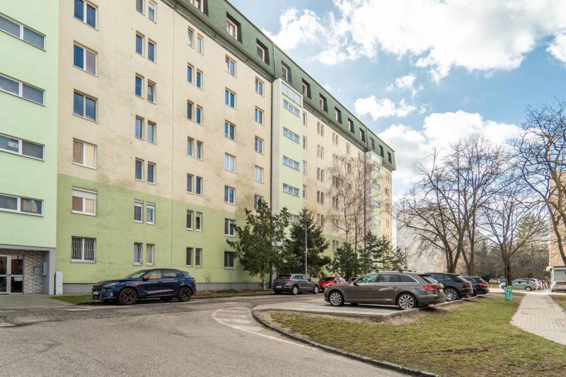 Komfortný 1,5-izbový byt s balkónom v Ružinove na predaj - Bytový dom s parkoviskom na Súmračnej ulici v Bratislave - Ružinove.