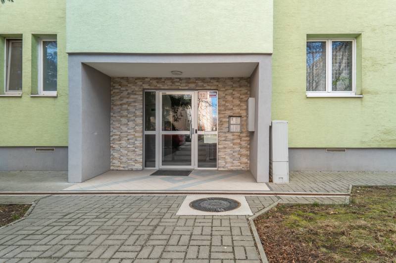 Komfortný 1,5-izbový byt s balkónom v Ružinove na predaj - Vchod do bytového domu na Súmračnej ulici v Bratislave - Ružinov.