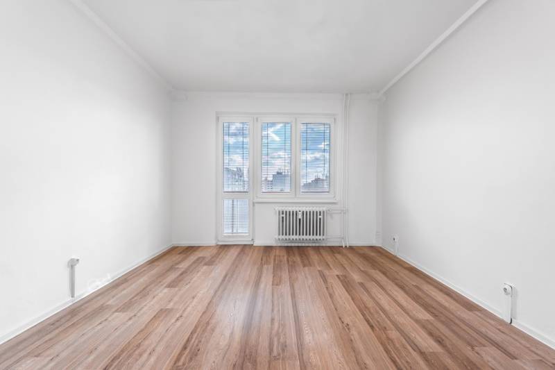 Komfortný 1,5-izbový byt s balkónom v Ružinove na predaj - Svetlá izba s podlahou s dreveným dekorom v 1-izbovom byte.