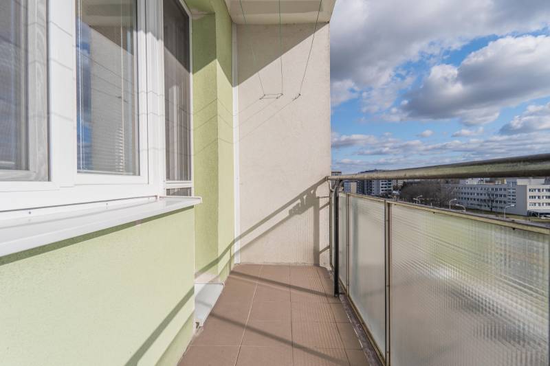 Komfortný 1,5-izbový byt s balkónom v Ružinove na predaj - Balkón 1-izbového bytu v Bratislave - Ružinove, na ulici Súmračná s výhľadom na mesto.