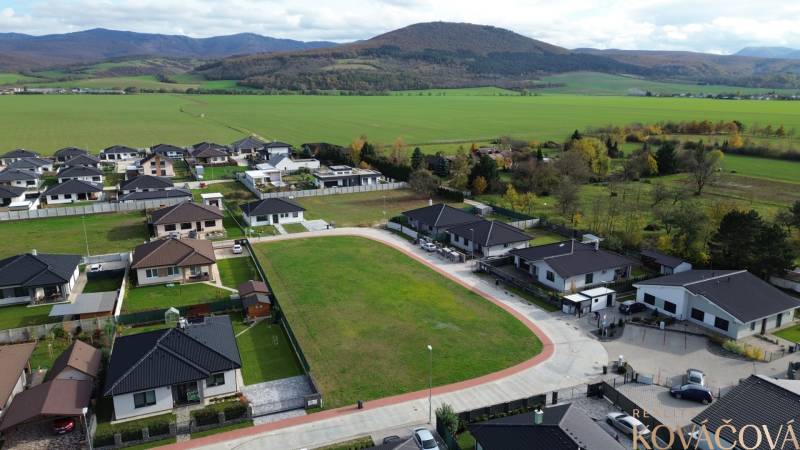 Na predaj 2 pozemky na  výstavbu RD v obci Kočovce - Rakoľuby - Letecký pohľad na novú zástavbu pre pozemky na bývanie v Kočovciach.