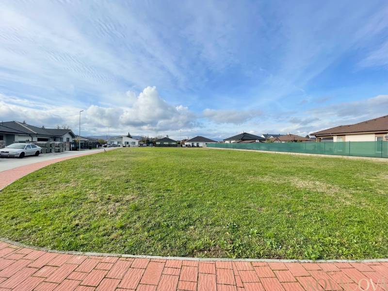 Na predaj 2 pozemky na  výstavbu RD v obci Kočovce - Rakoľuby - Záber na priestranný stavebný pozemok v Kočovciach, obklopený rodinnými domami.