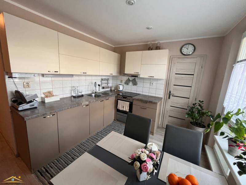 Na predaj  3-izbový byt v meste Rajec  - Kuchyňa v 3-izbovom byte so svetlými skrinkami a jedálenským stolom.