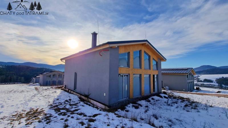 Únik z mesta, kde sa moderná architektúra stretáva s divokou prírodou? - Chata v Dolnej Lehote ponúka zasnežený výhľad na horskú krajinu a lesy.