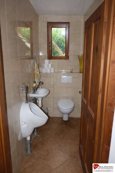 Prenájom 3-izbového bytu so záhradkou, 81m2, Pezinok-Centrum. - Malá kúpeľňa so záchodom, pisoárom a umývadlom, v 3-izbovom byte.