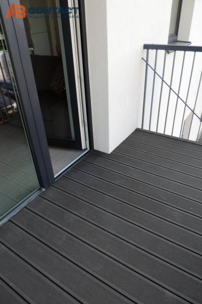 Moderná garsónka v obľúbenej Rezidencii Tematínska - Piešťany - Balkón s drevenou podlahou na ulici Bodona, súčasť garsónky s veľkým oknom.