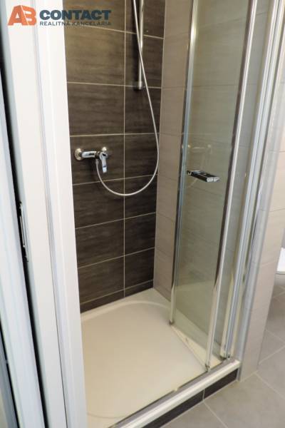 Moderná garsónka v obľúbenej Rezidencii Tematínska - Piešťany - Sprchový kút s dverami nachádzajúci sa v garsónke na ulici Bodona.