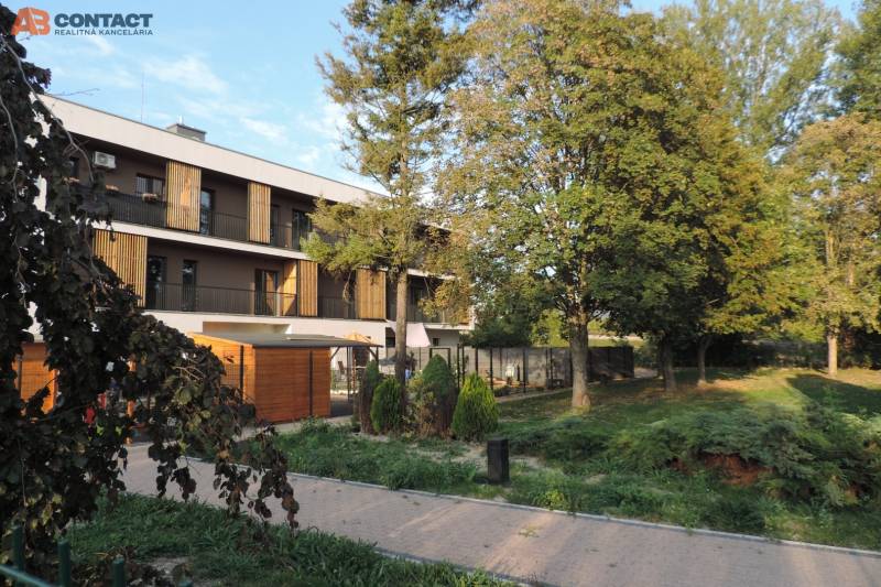 Moderná garsónka v obľúbenej Rezidencii Tematínska - Piešťany - Bytový dom na ulici Bodona, obklopený zeleňou a stromami, ideálny pre garsónka bývanie.