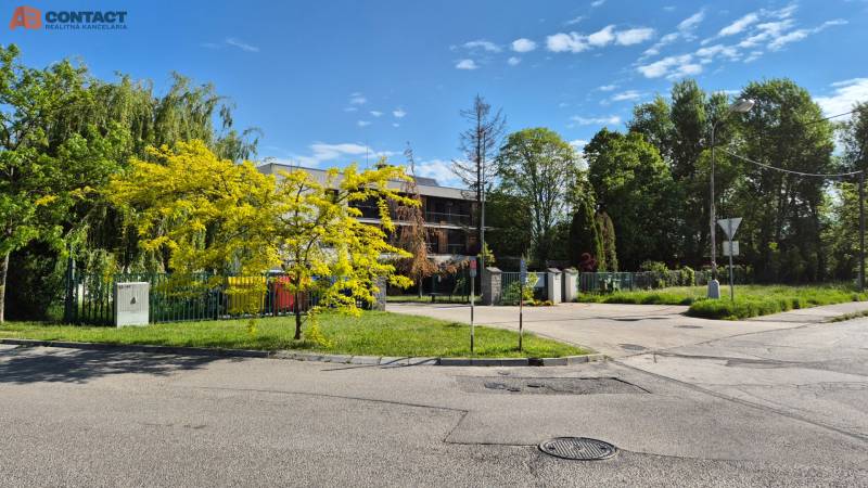 Moderná garsónka v obľúbenej Rezidencii Tematínska - Piešťany - Stromy a kríky pri oplotenom pozemku, blízko križovatky na ulici Bodona.