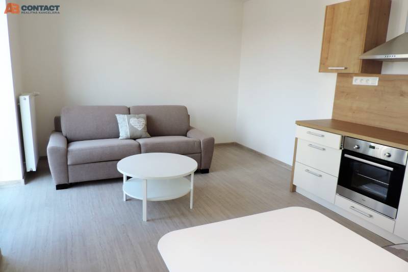 Moderná garsónka v obľúbenej Rezidencii Tematínska - Piešťany - Garsónka na ulici Bodona s pohovkou, kuchynskou linkou a konferenčným stolíkom.