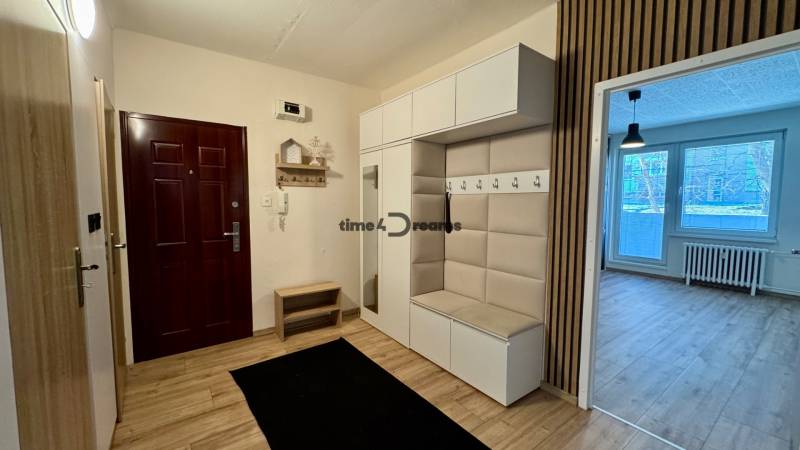 NA PRENÁJOM veľký 3 izbový byt na Čermáni NITRA - Chodba s vešiakovou stenou, zrkadlom a vstupom do obývacej časti, 3-izbový byt.