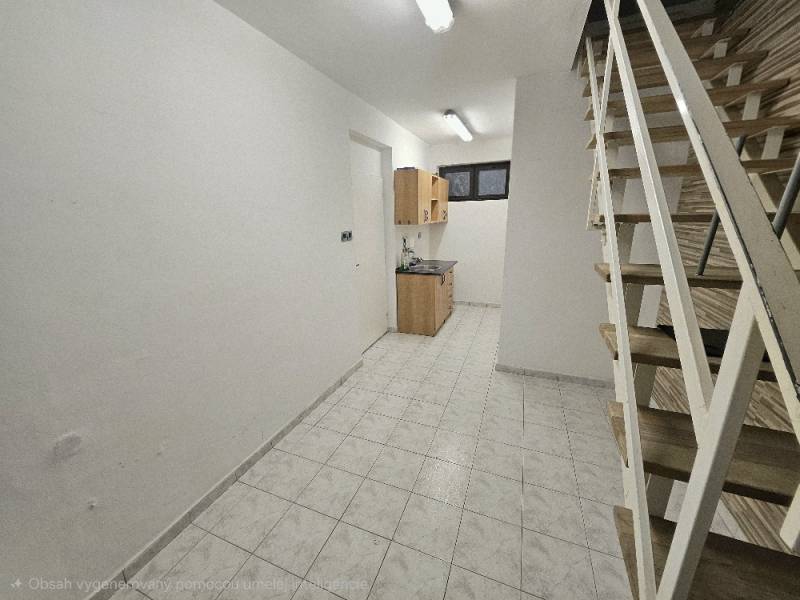 PRENÁJOM OBCHODNÉHO PRIESTORU 120m2/ DUBNIČKA- TRŽNICA - Interiér s bielymi stenami, kuchynskou skrinkou, schodiskom a podlahou s dreveným dekorom.