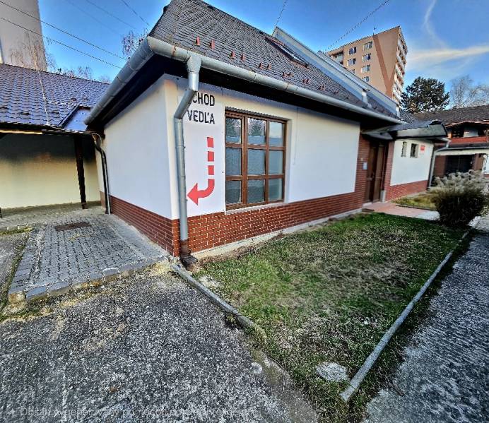 PRENÁJOM OBCHODNÉHO PRIESTORU 120m2/ DUBNIČKA- TRŽNICA - Budova s tehlovým obkladom v Bánovciach nad Bebravou, označenie vchodu vedľa.