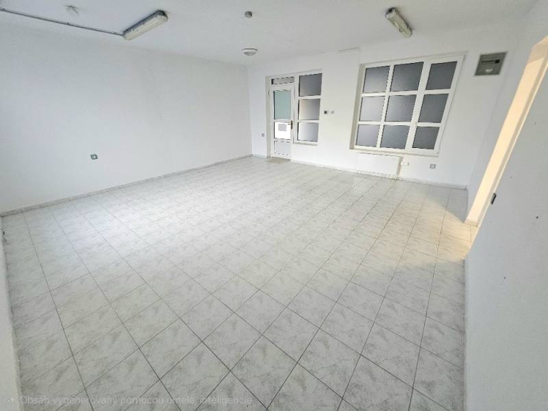 PRENÁJOM OBCHODNÉHO PRIESTORU 120m2/ DUBNIČKA- TRŽNICA - Biely interiér obchodných priestorov s dlažbou a veľkými oknami.