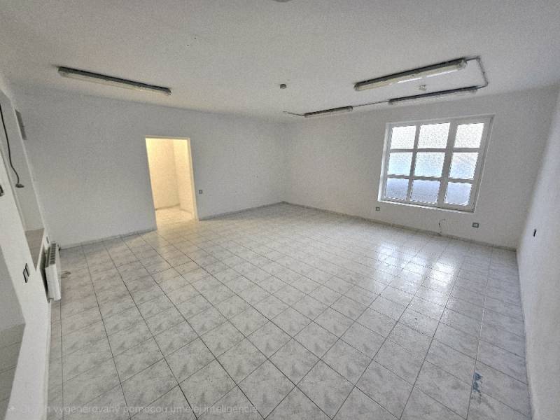 PRENÁJOM OBCHODNÉHO PRIESTORU 120m2/ DUBNIČKA- TRŽNICA - Prázdne obchodné priestory s dlažbou a oknom.