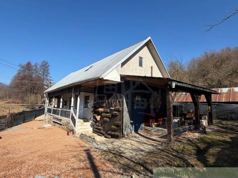 Štýlová chalupa v horskej dedinke Ratkovské Bystré - Rodinný dom v Ratkovskom Bystrom so sedlovou strechou a drevenou verandou.