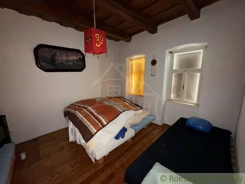 Exkluzívne: Pekná chalupa v obci Lipovec - Spálňa v rodinnom dome s dekoratívnymi prvkami a podlahou s dreveným dekorom.