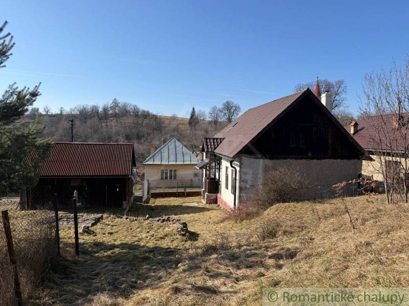 Exkluzívne: Pekná chalupa v obci Lipovec - Rodinný dom v Lipovci s kamennou záhradou a prírodným prostredím na svahu.