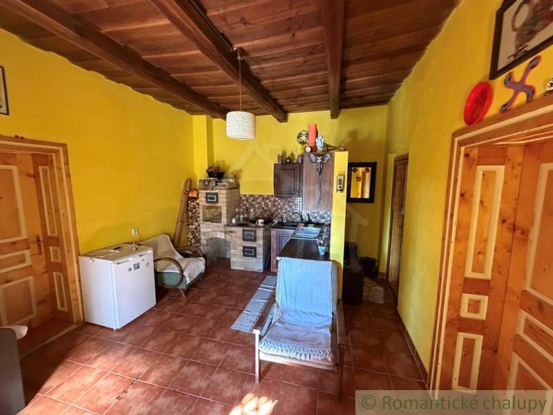 Exkluzívne: Pekná chalupa v obci Lipovec - Interiér rodinného domu s dreveným stropom a žltými stenami.