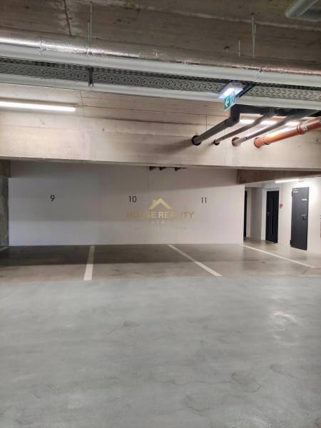 Novostavba 1 izbový byt, Bernolákovská ulica, Ivanka pri Dunaji - Parkovacia garáž s číslami miest na Bernolákovskej ulici v Senci.