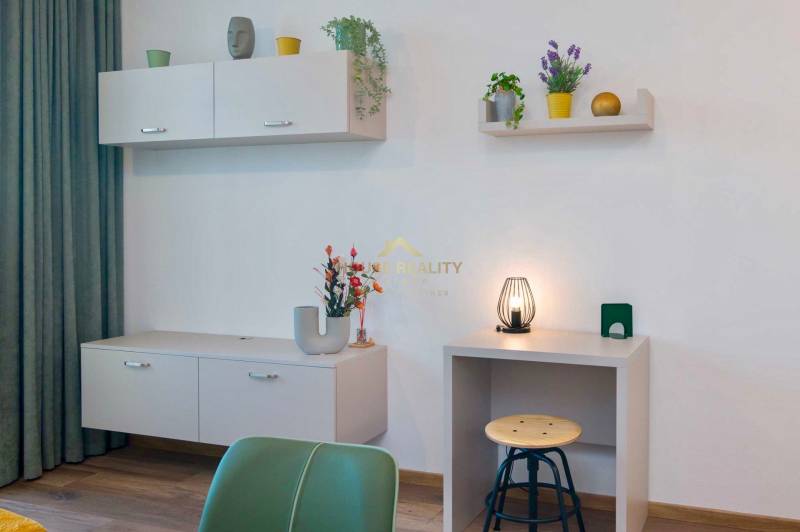 Novostavba 1 izbový byt, Bernolákovská ulica, Ivanka pri Dunaji - Minimalistický interiér s podlahou s dreveným dekorom a nábytkom v 1-izbovom byte.