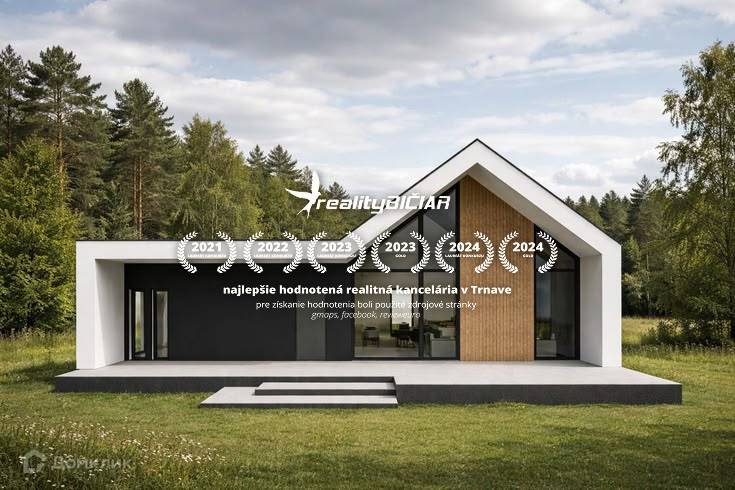 Lukratívny pozemok v obci Pavlice  - Rodinný dom na pozemku v Pavliciach je obklopený zeleňou a lesom.