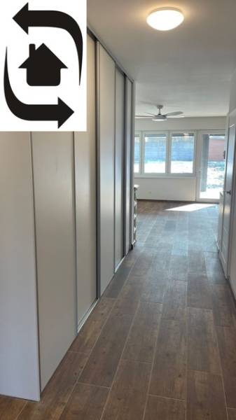 Rodinný dom na Devätinovej ulici na prenájom - Chodba v rodinnom dome s podlahou s dreveným dekorom, veľké okná, vstavané skrine.