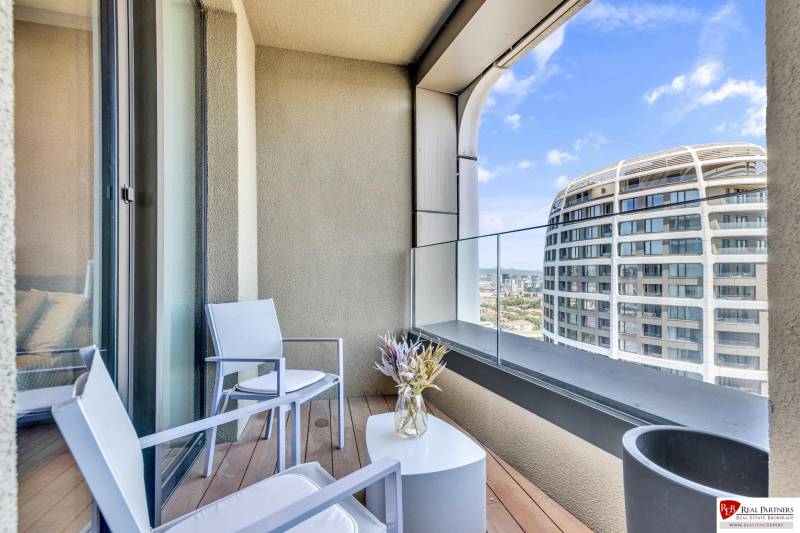 Predaj luxusný 2-izbový byt, 52 m2, Továrenská ul, SKY PARK - Balkón s podlahou s dreveným dekorom a výhľadom na mesto zo 2-izbového bytu.