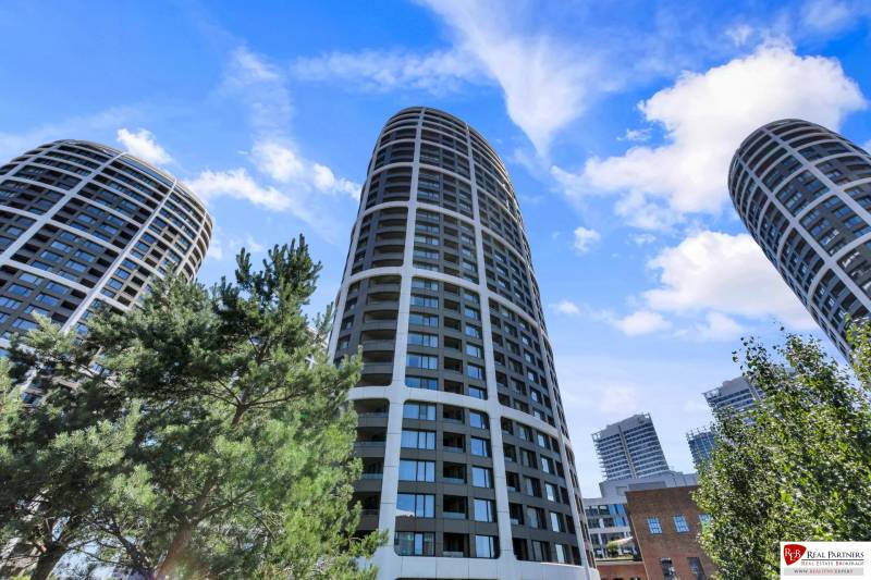 Predaj luxusný 2-izbový byt, 52 m2, Továrenská ul, SKY PARK - Výškové bytové domy so zaoblenými tvarmi a zeleňou na Továrenskej ulici v Bratislave.