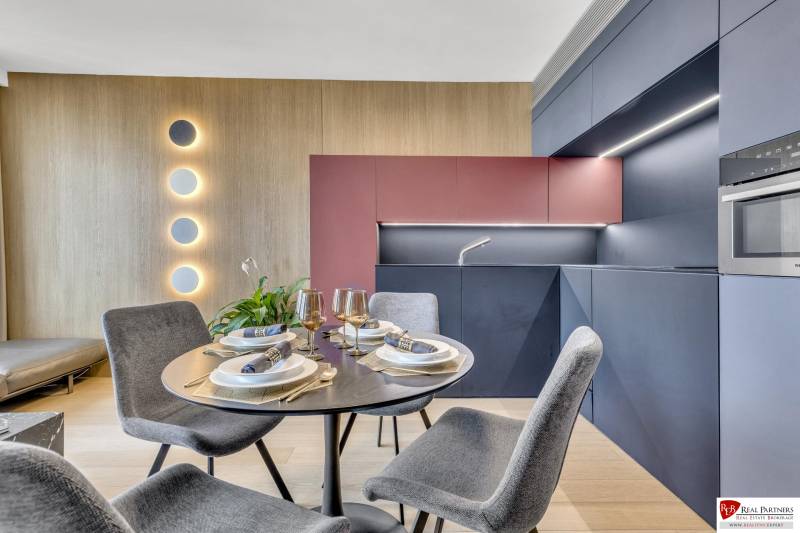 Predaj luxusný 2-izbový byt, 52 m2, Továrenská ul, SKY PARK - Kuchyňa v 2-izbovom byte s jedálenským stolom, moderným nábytkom a osvetlením.