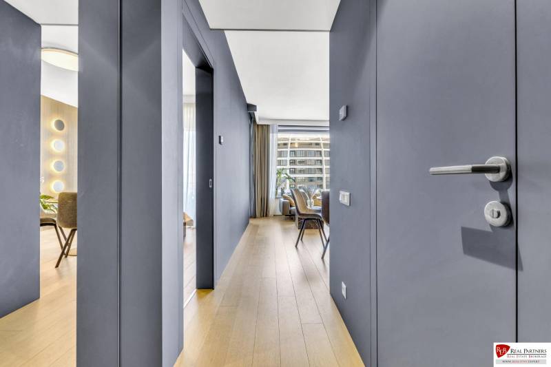 Predaj luxusný 2-izbový byt, 52 m2, Továrenská ul, SKY PARK - Chodba 2-izbového bytu s podlahou s dreveným dekorom a výhľadom do exteriéru.