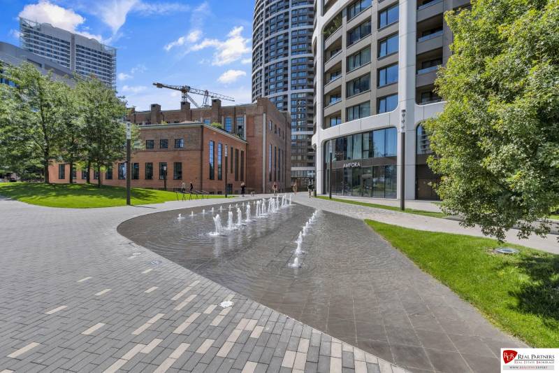 Predaj luxusný 2-izbový byt, 52 m2, Továrenská ul, SKY PARK - Fontána, moderné budovy a zeleň na ulici Továrenská, Bratislava - Staré Mesto.