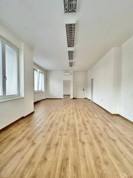 Kancelárske priestory na prenájom, Trenčín, ul. M.R.Štefánika - Kancelárie s podlahou s dreveným dekorom a oknami, Trenčín, M. R. Štefánika.