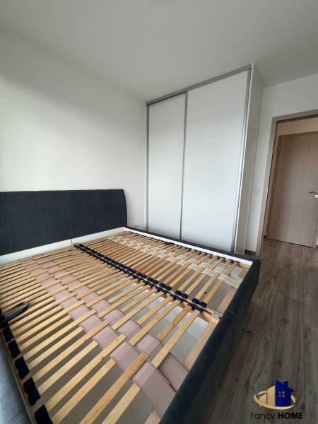 PRENÁJOM 3 izbový byt  Košice Residence Albelli - Staré Mesto - Spálňa v 3-izbovom byte s posteľným rámom a vstavanou skriňou.