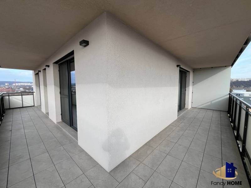 PRENÁJOM 3 izbový byt  Košice Residence Albelli - Staré Mesto - Balkón 3-izbového bytu s panoramatickým výhľadom z ulice Alvinczyho, mestská časť Staré Mesto, Košice.