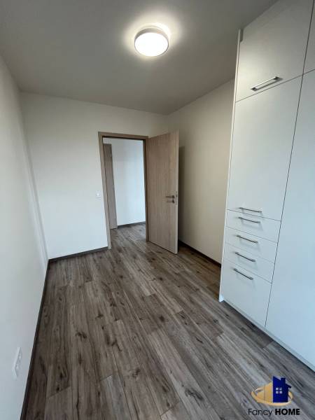 PRENÁJOM 3 izbový byt  Košice Residence Albelli - Staré Mesto - Izba v 3-izbovom byte s podlahou s dreveným dekorom a vstavaným úložným priestorom.