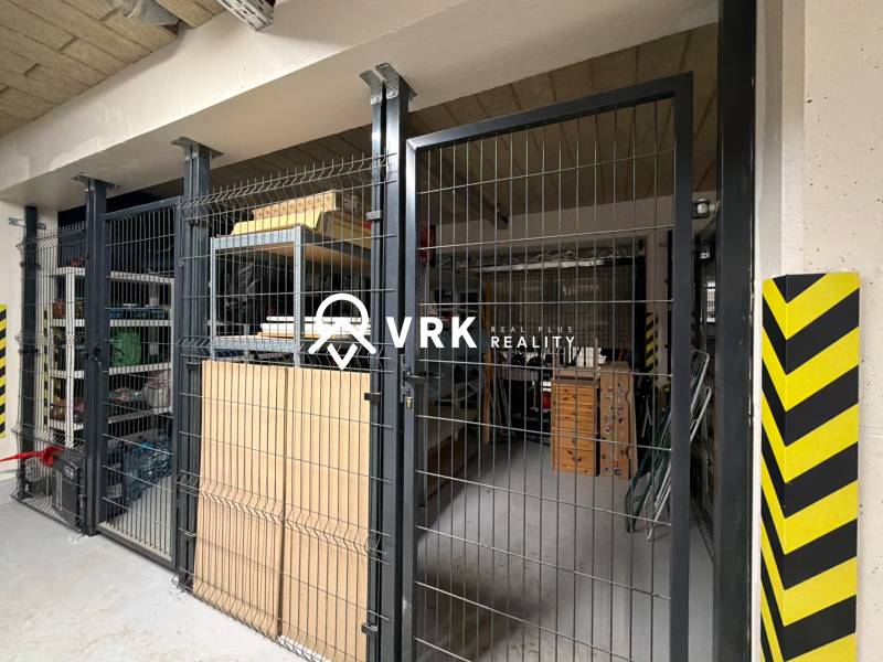 3-izbový byt s garážovým státím – Košice Západ, ul. Topoľčianska - Úložný priestor s policami a predmetmi v 3-izbovom byte.