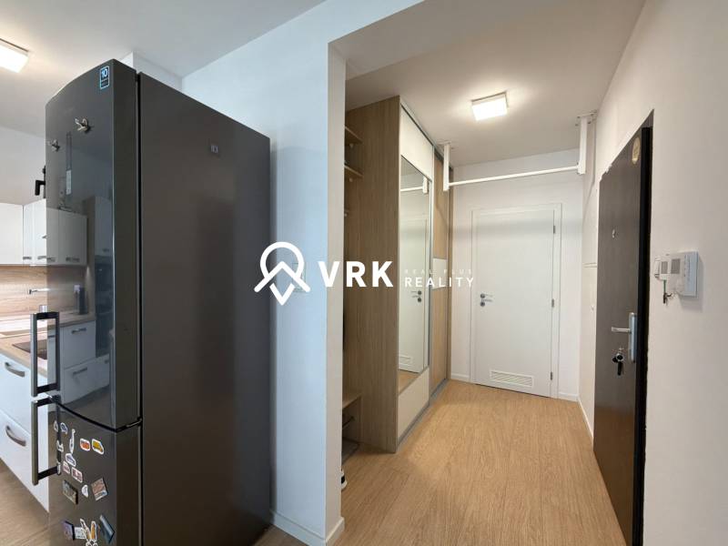 3-izbový byt s garážovým státím – Košice Západ, ul. Topoľčianska - Kuchyňa a predsieň v 3-izbovom byte s podlahou s dreveným dekorom.