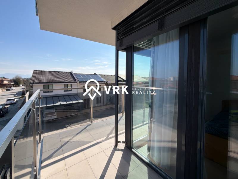 3-izbový byt s garážovým státím – Košice Západ, ul. Topoľčianska - Výhľad z balkóna 3-izbového bytu na Topoľčianskej ulici, Košice - mestská časť Západ.