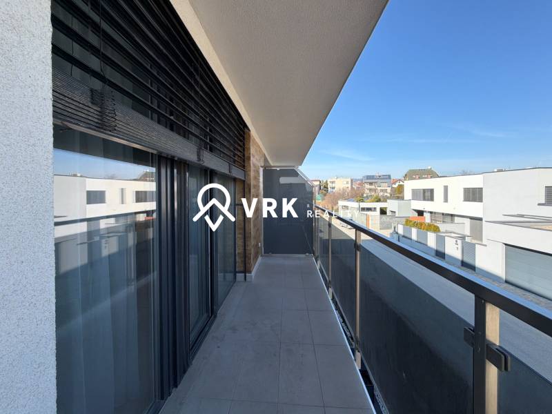 3-izbový byt s garážovým státím – Košice Západ, ul. Topoľčianska - Balkón v 3-izbovom byte s pohľadom na ulicu v Košiciach, mestská časť Západ, Topoľčianska.