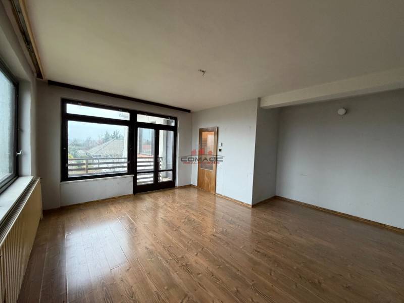 Exk. viacgeneračný RD vo Veľkom Orvišti pri Piešťanoch REZERVOVANÝ - Izba v rodinnom dome s podlahou s dreveným dekorom a veľkými oknami na záhradu.