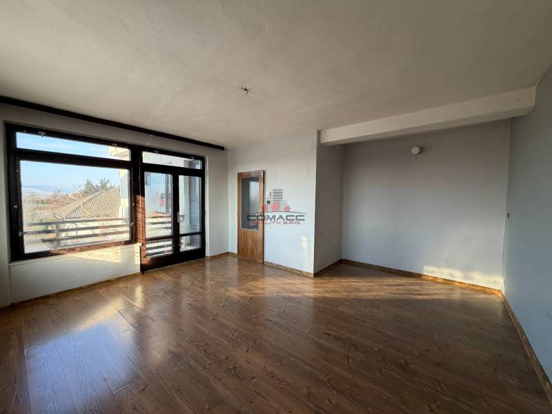 Exk. viacgeneračný RD vo Veľkom Orvišti pri Piešťanoch REZERVOVANÝ - Miestnosť v rodinnom dome s podlahou s dreveným dekorom, veľkým oknom a dverami.