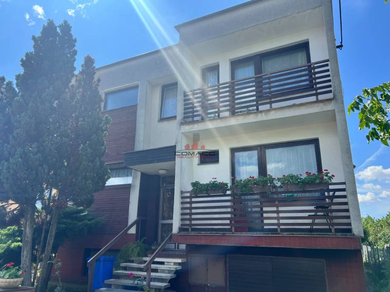 Exk. viacgeneračný RD vo Veľkom Orvišti pri Piešťanoch REZERVOVANÝ - Rodinný dom na Tálovej ulici vo Veľkom Orvišti s dvoma balkónmi, drevinami a garážou.