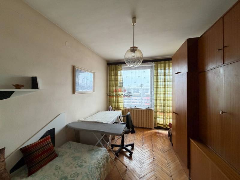 Exk. viacgeneračný RD vo Veľkom Orvišti pri Piešťanoch REZERVOVANÝ - Izba v rodinnom dome s podlahou s dreveným dekorom, gaučom a veľkou skriňou.