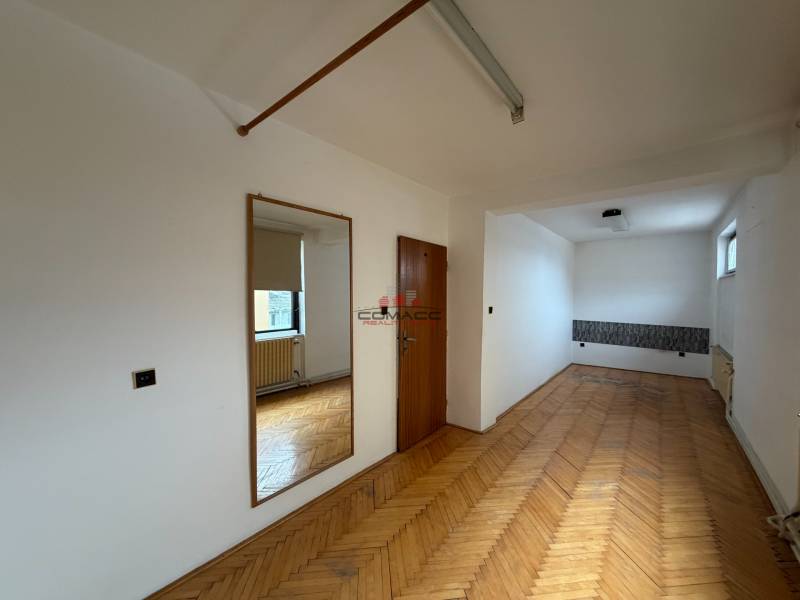 Exk. viacgeneračný RD vo Veľkom Orvišti pri Piešťanoch REZERVOVANÝ - Izba v rodinnom dome s podlahou s dreveným dekorom, zrkadlom a oknom.