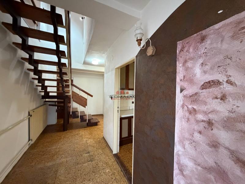 Exk. viacgeneračný RD vo Veľkom Orvišti pri Piešťanoch REZERVOVANÝ - Chodba s otvorenými schodmi v rodinnom dome, podlaha s dreveným dekorom.