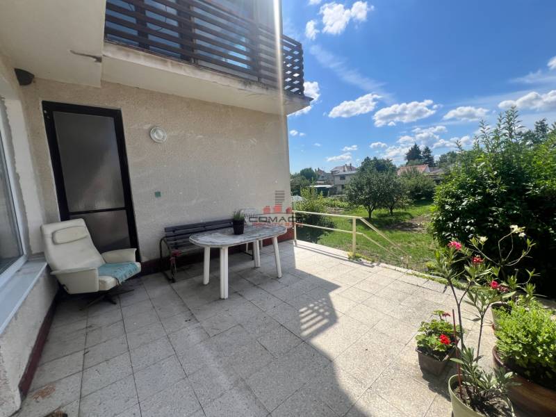 Exk. viacgeneračný RD vo Veľkom Orvišti pri Piešťanoch REZERVOVANÝ - Rodinný dom na Tálovej ulici vo Veľkom Orvišti s terasou a záhradou na slnečný deň.