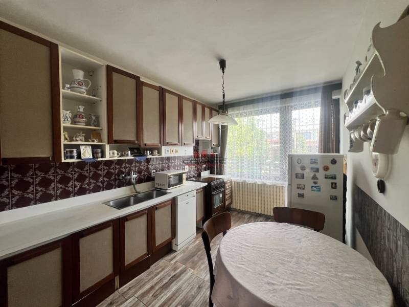 Exk. viacgeneračný RD vo Veľkom Orvišti pri Piešťanoch REZERVOVANÝ - Kuchyňa v rodinnom dome s drevenými skrinkami, okrúhlym stolom a podlahou s dreveným dekorom.