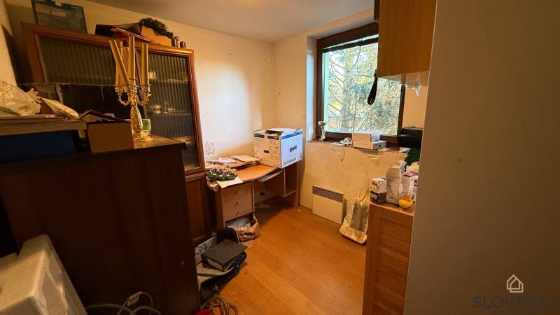 Moderný 5-izbový rodinný dom po kolaudácii 2025 | 2-generačné bývanie  - Izba v rodinnom dome so zariadením a podlahou s dreveným dekorom.